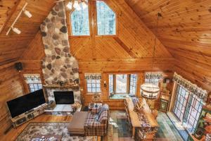 an overhead view of a living room in a cabin at Woodlands Cabin Retreat in Oxford cabin in Oxford