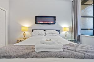 une chambre avec un lit avec des serviettes dessus dans l'établissement Cozy 1 Bedroom Downtown Central, à Vancouver