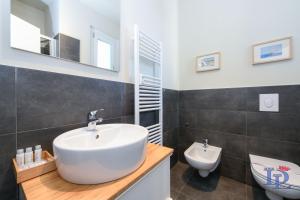 Kúpeľňa v ubytovaní DesenzanoLoft Official Partner MARRIOTT Homes & Villas - Jack's Penthouse