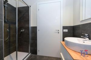Kúpeľňa v ubytovaní DesenzanoLoft Official Partner MARRIOTT Homes & Villas - Jack's Penthouse