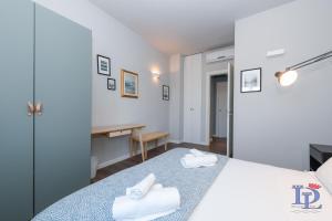 Posteľ alebo postele v izbe v ubytovaní DesenzanoLoft Official Partner MARRIOTT Homes & Villas - Jack's Penthouse