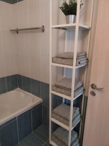 - Baño con toallero eléctrico, toallas y bañera en Modern Holiday Appartment With Pool, en Paralimni
