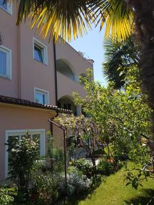 a building with a garden in front of it at Apartment Studio Baric in Poreč