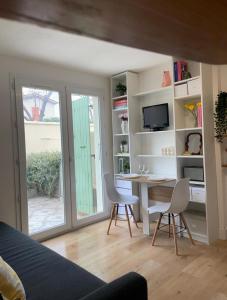 Μια τηλεόραση ή/και κέντρο ψυχαγωγίας στο Maison 4 pers avec parking et plage à moins de 100 m