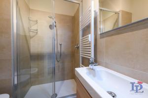 Kúpeľňa v ubytovaní DesenzanoLoft Official Partner MARRIOTT Homes & Villas - Jack's Penthouse