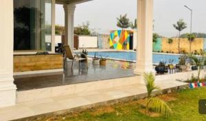 Bazén v ubytování Vrindam Farm nebo v jeho okolí