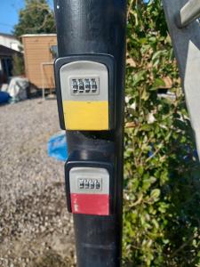 a close up of a parking meter on a pole at Roulotte de Camille, avec bain à remous in Winnezeele +10 photos