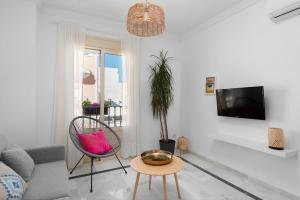 una sala de estar con un sofá y una mesa en Casco antiguo terraza y vistas al mar Playa a Pie 1B, en Nerja