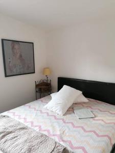a bed in a bedroom with a picture on the wall at Villetta Relax Salvamary in Porto Torres