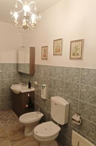 Koupelna v ubytování Domus Langhe B&B