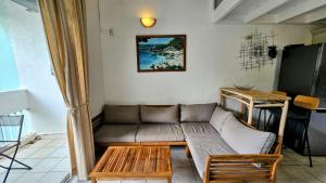 Ruang duduk di Zen Studio