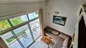 Ruang duduk di Zen Studio