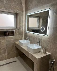 een badkamer met een wastafel en een spiegel bij Cassa Massa in Kyustendil