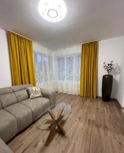 een woonkamer met een bank en een glazen tafel bij Cassa Massa in Kyustendil