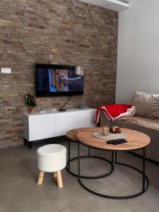 Televízia a/alebo spoločenská miestnosť v ubytovaní Borova priča