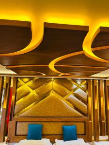 1 dormitorio con 1 cama con 2 sillas azules en sajiholidays houseboats, en Alleppey