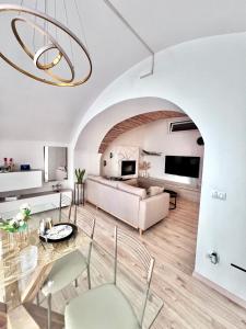 a living room with a table and a couch at L’Arco sul Lago • Gold Apartment in Castro