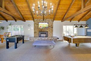 Et opholdsområde på Resort Lincoln Condo with Ocean Views and Pool Access!