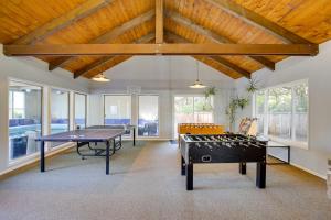 Bordtennis på Resort Lincoln Condo with Ocean Views and Pool Access! eller i nærheden