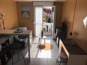 sala de estar con mesa y cocina con comedor. en Appartement entier en centre-ville avec terrasse, en La Rochelle 1 foto más