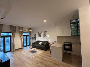 un salon avec un canapé et une cheminée dans l'établissement Kesselbauer with parking, à Bratislava