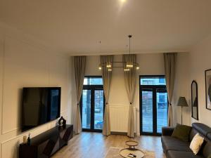 un salon avec un canapé et une télévision dans l'établissement Kesselbauer with parking, à Bratislava 6 autres photos