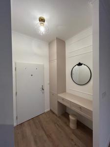 un dressing avec un miroir et une porte dans l'établissement Kesselbauer with parking, à Bratislava