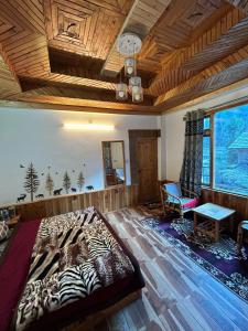 Una cama o camas en una habitación de Alpine Stays Riverside