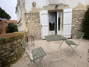 Patio alebo iná vonkajšia časť ubytovania Maison Belle Époque à Royan avec Terrasse, 200m Plage - FR-1-494-157