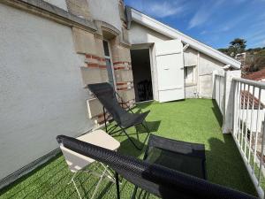 Vonkajšia záhrada v ubytovaní Maison Belle Époque à Royan avec Terrasse, 200m Plage - FR-1-494-157
