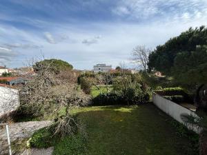 Vonkajšia záhrada v ubytovaní Maison Belle Époque à Royan avec Terrasse, 200m Plage - FR-1-494-157
