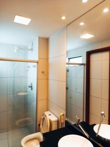 Un baño con ducha, inodoro y lavabo. en Iloa 02 quartos, Barra de São Miguel, en Barra de São Miguel