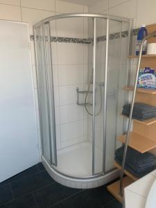 una ducha con mampara de cristal en un baño en stay with friends Trier 2, en Trier 13 fotos más