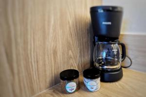 une cafetière assise au-dessus d'une table en bois dans l'établissement HolidayHomePL Bel Mare F505 z sypialnią i balkonem, à Międzyzdroje