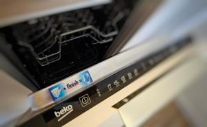 - la fermeture d'un four avec sa porte ouverte dans l'établissement HolidayHomePL Bel Mare F505 z sypialnią i balkonem, à Międzyzdroje