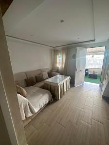 una sala de estar con un sofá y una mesa en Duplex centro/playa, en Sanlúcar de Barrameda