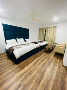 Postel nebo postele na pokoji v ubytování Tolstoy inn