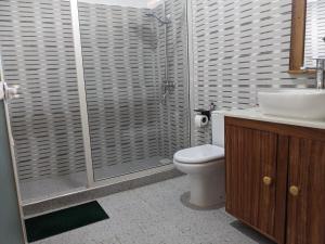ナングウィにあるKivulini Lodge and Restaurantのシャワー、トイレ、洗面台を備えたバスルーム +73枚の写真