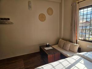 Un pat sau paturi într-o cameră la Hotel Blossom