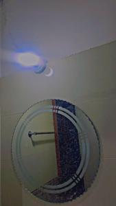 拉合尔umer farooq Hotel的浴室天花板上的镜子