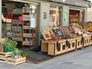 Ein Laden mit einem Haufen Gemüse auf dem Bildschirm. in der Unterkunft T5 Hyper center lumineux et cosy in Sceaux