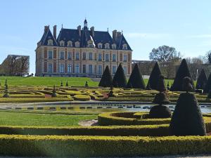ein großes Gebäude mit einem Garten davor in der Unterkunft T5 Hyper center lumineux et cosy in Sceaux