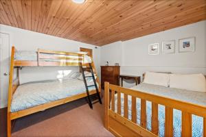 Ένα ή περισσότερα κρεβάτια σε δωμάτιο στο Mountain View Home with Hot Tub