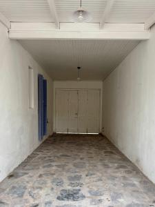 an empty room with a garage with a ceiling at Lo de Nina in Azul +5 photos