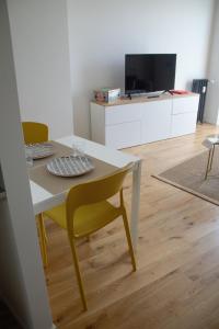 A television and/or entertainment centre at La Milanese, Appartamento Moderno con Balcone - Metro Isola a 2 min