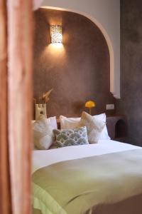 Postel nebo postele na pokoji v ubytování Riad 10 Mandarin BOUTIQUE RIAD