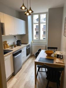 Dapur atau dapur kecil di MAISON GERMÈS - CENTRAL & STANDING - Appartements traversants - Lits 180 King Size - Linge de lit et de toilette inclus - Parking à proximité