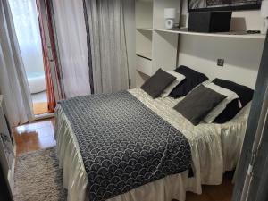 Ένα ή περισσότερα κρεβάτια σε δωμάτιο στο Appartement calme, authentique et spacieux au pied du GR20