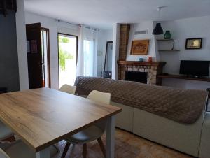 un soggiorno con tavolo e camino di A H Rentals Villa Carolina a Vinarós
