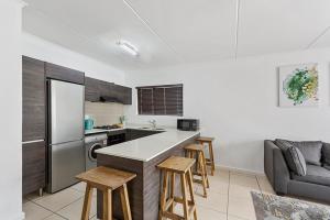 Η κουζίνα ή μικρή κουζίνα στο Olivedale Oasis +10 φωτογραφίες